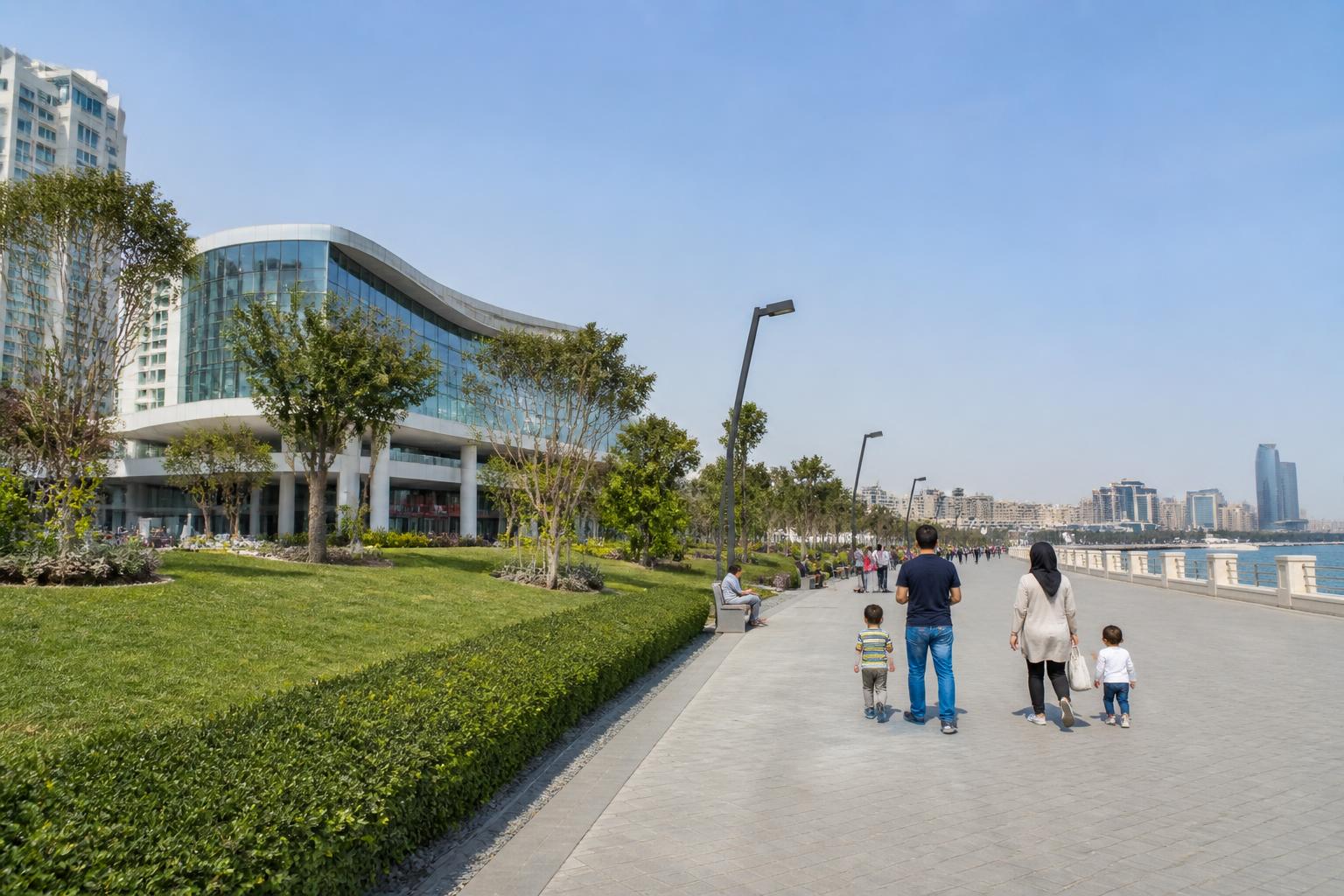 טיילת הבולוואר בבאקו: משפחה הולכת על שביל רחב לצד מדשאה מטופחת